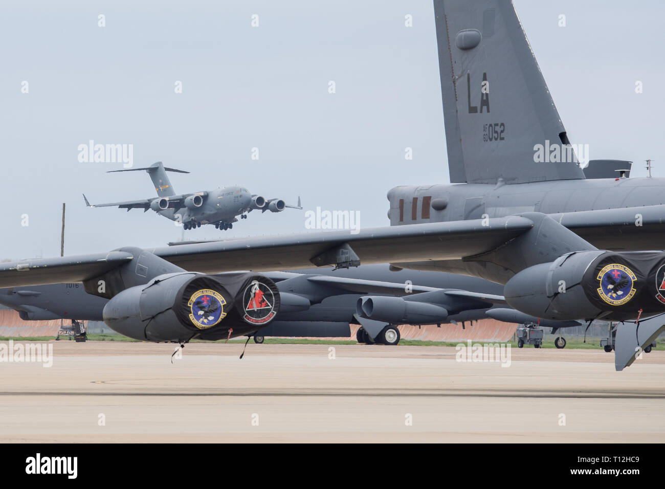 Eine C-17 Globemaster III landet auf Barksdale Air Force Base, La., 7. März 2019. Das Flugzeug landete Ausrüstung für US-Strategic Command Bomber Task Force (BTF) in Europa zu erhalten. (U.S. Air Force Foto von älteren Flieger Cassandra Johnson) Stockfoto