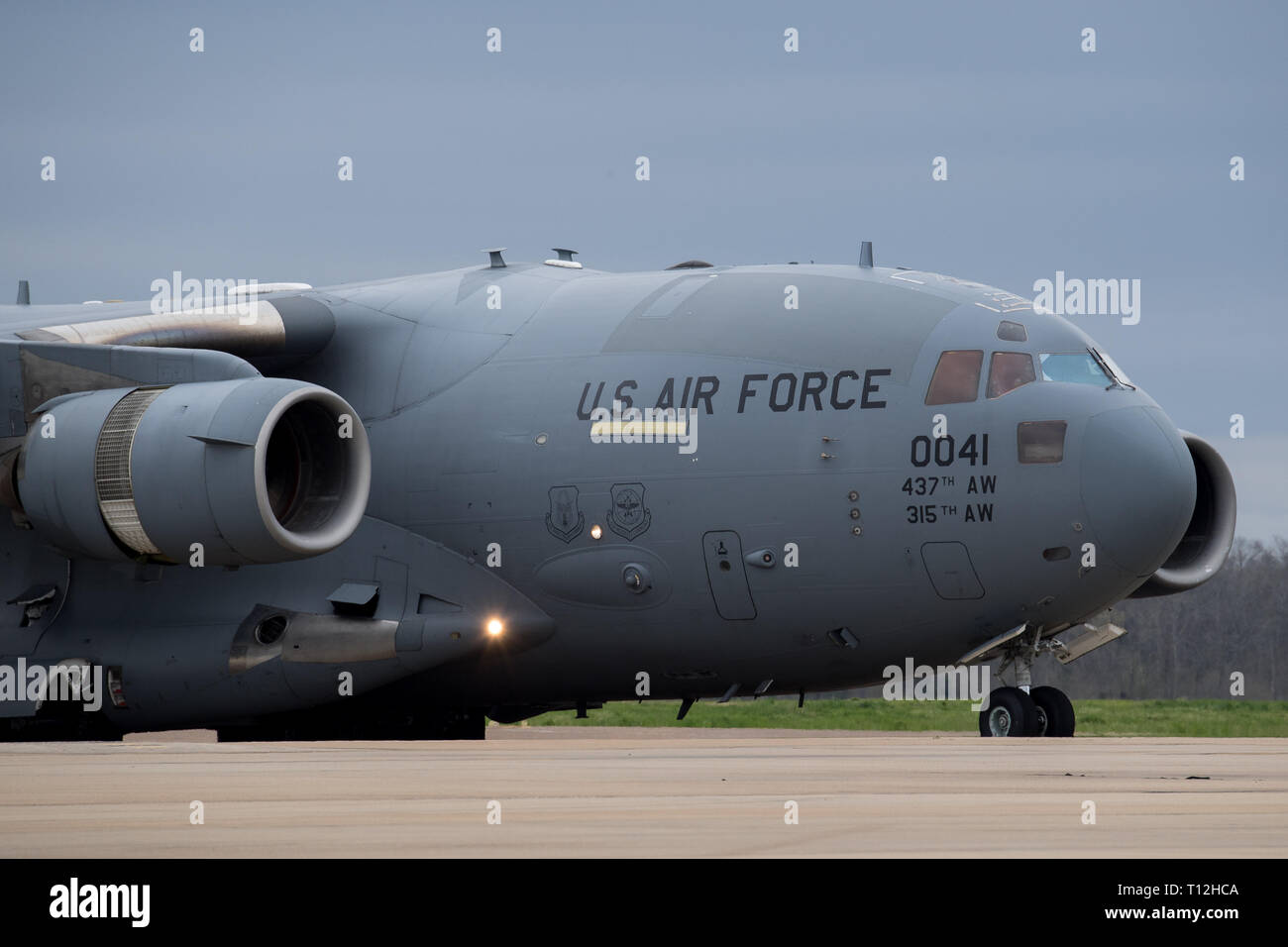 Eine C-17 Globemaster III Taxi in einer Start- und Landebahn am Barksdale Air Force Base, La., 7. März 2019. Das Flugzeug landete Ausrüstung für US-Strategic Command Bomber Task Force (BTF) in Europa zu erhalten. (U.S. Air Force Foto von älteren Flieger Cassandra Johnson) Stockfoto