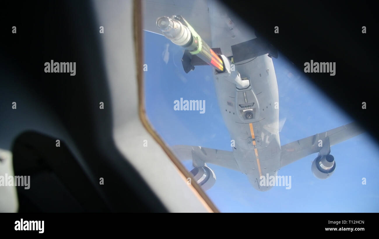 Eine C-17 A Globemaster III aircrew zum 3. Airlift Squadron, Dover Air Force Base, Del zugewiesen, führt die Luftbetankung, das Training mit einem Boeing KC-46A Pegasus am 22. März 2019 in der Nähe von Fairchild Air Force Base, Washington die Ausbildung zum ersten Mal ein Dover AFB Flugzeuge und 3. Airlift Squadron C-17 mit der neuen KC-46 Tanker (USA getankt hat Air Force Foto von Tech. Sgt. Laura Beckley). Stockfoto