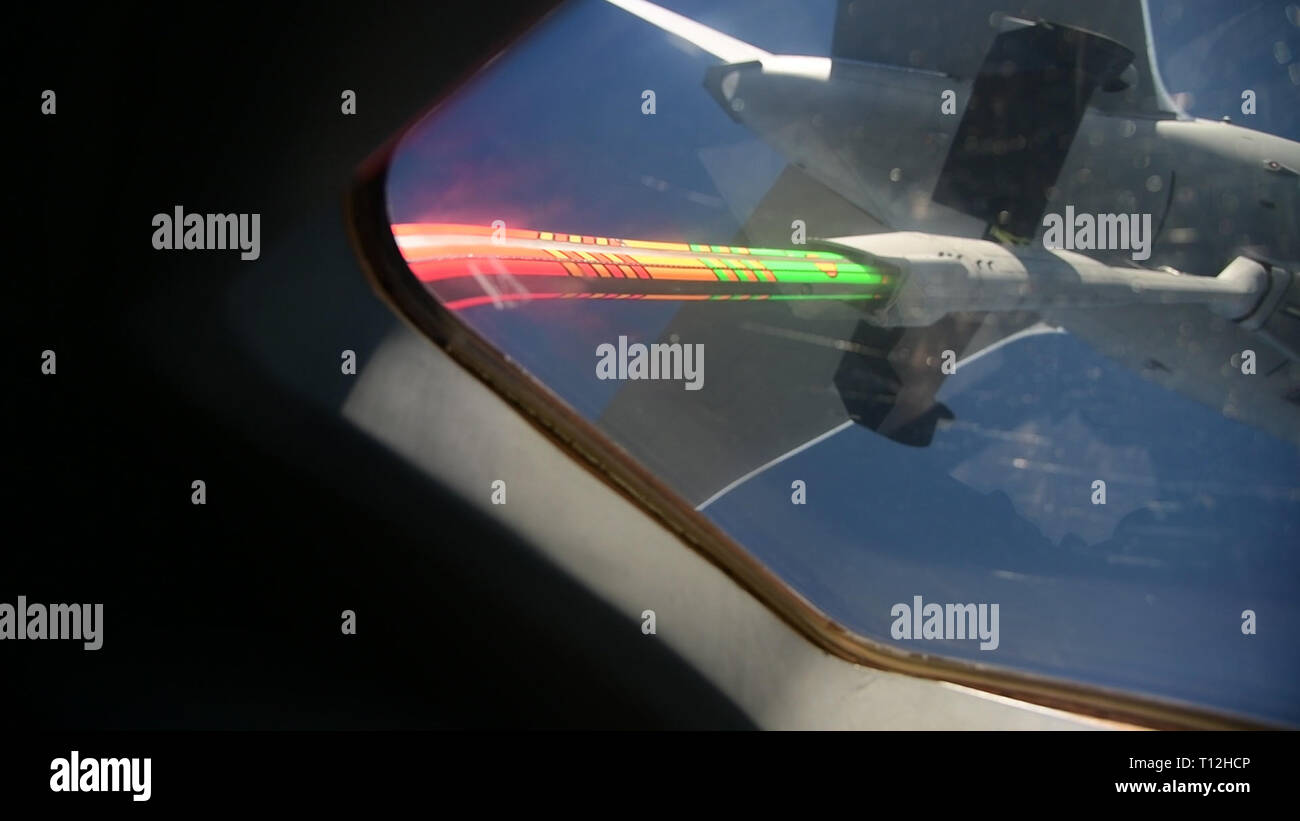 Eine C-17 A Globemaster III aircrew zum 3. Airlift Squadron, Dover Air Force Base, Del zugewiesen, führt die Luftbetankung, das Training mit einem Boeing KC-46A Pegasus am 22. März 2019 in der Nähe von Fairchild Air Force Base, Washington die Ausbildung zum ersten Mal ein Dover AFB Flugzeuge und 3. Airlift Squadron C-17 mit der neuen KC-46 Tanker (USA getankt hat Air Force Foto von Tech. Sgt. Laura Beckley). Stockfoto