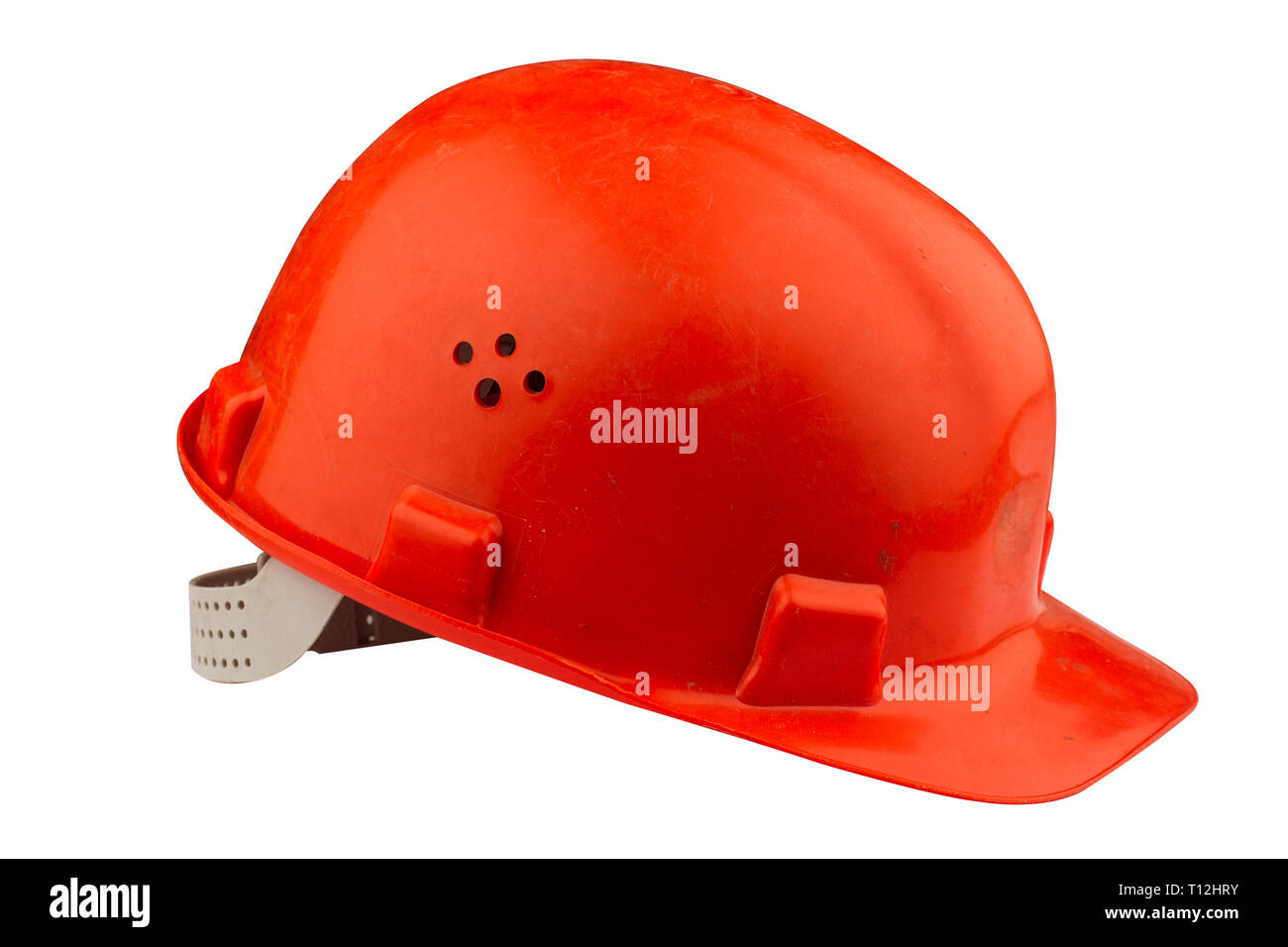 Seitenansicht der verwendeten Orange harten Hut auf weißem Hintergrund mit Schmutz und Flecken auf weißem Hintergrund Stockfoto