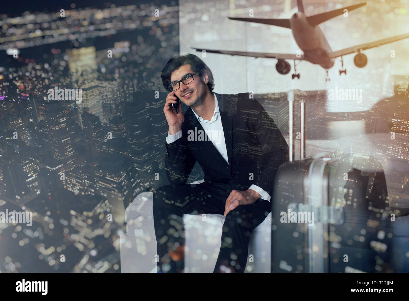 Reisender Geschäftsmann am Telefon bereit zu fliegen. Doppelte Belichtung Stockfoto