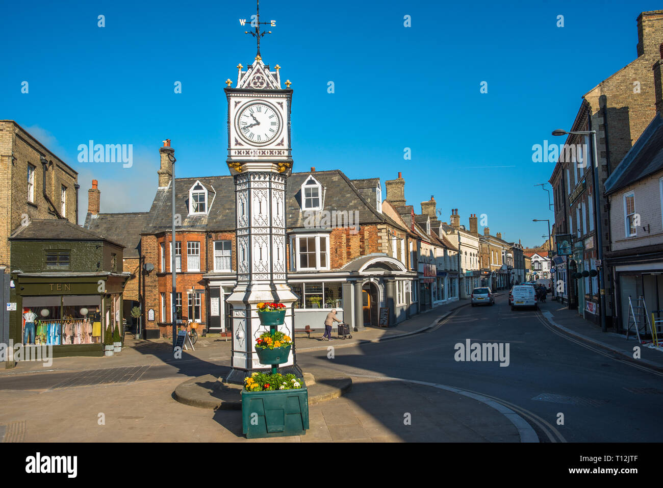 Marktplatz mit verzierten alte Uhr von James Scott 1878. Downham Market, Norfolk, East Anglia, England, UK. Stockfoto
