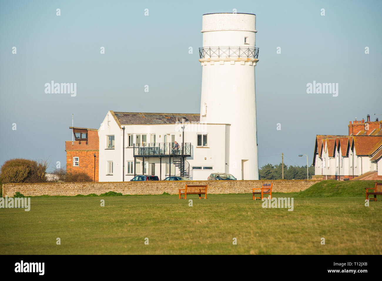 Der alte Leuchtturm an der Spitze der Klippen in Hunstanton, jetzt benutzt für Ferienwohnungen. Küste von Norfolk, England, UK. Stockfoto
