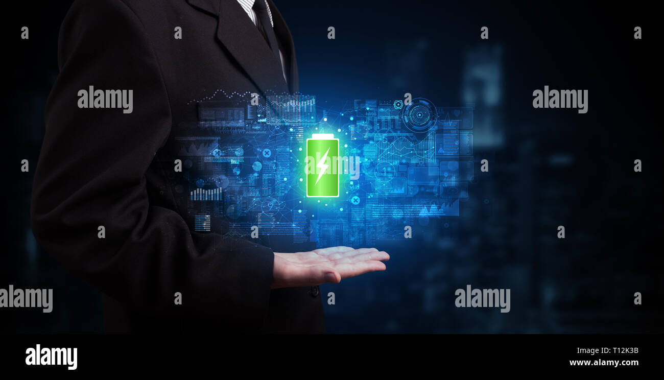 Elegante Hand, die Batterie mit voller Energie Stockfoto