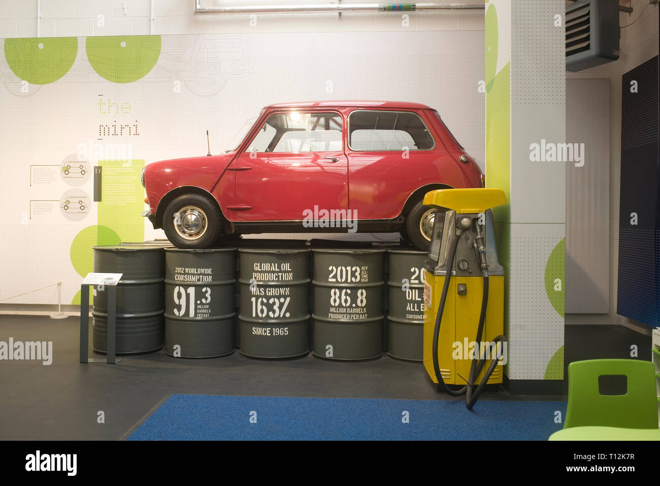 Ausstellung der roten Mini Auto auf Ölfässern in Coventry Motor Museum. Stockfoto