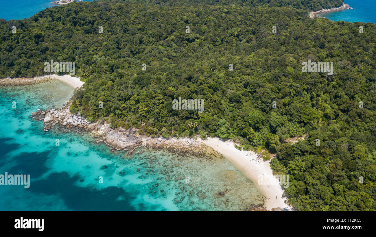 Schöne Antenne Landschaft tropischer Perhentian Kecil Insel mit Sandstrand mit kristallklarem Wasser, Malaysia Stockfoto
