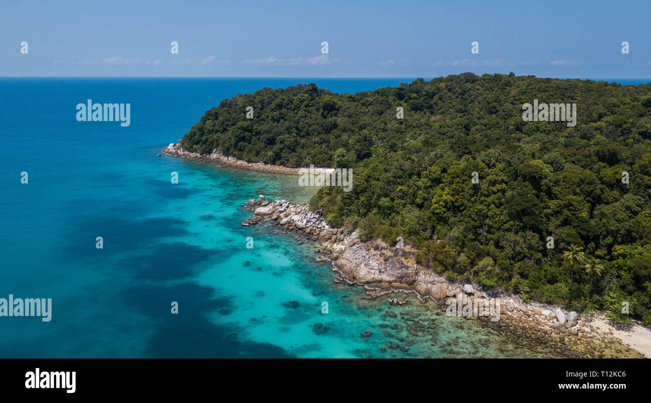 Luftbild des schönen Panoramablick auf die Landschaft des tropischen Perhentian Island mit Sandstrand mit kristallklarem Wasser und Urwald in Malaysia Stockfoto