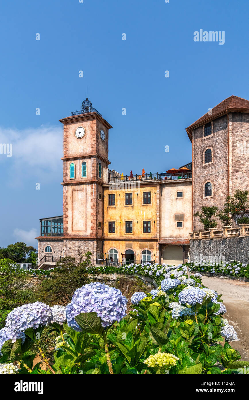 Luftaufnahme der französischen Dorf auf der Oberseite der Ba Na Berg, mit schönen Burgen, Gebäude, Straßen und Campus. Da Nang, Vietnam Stockfoto