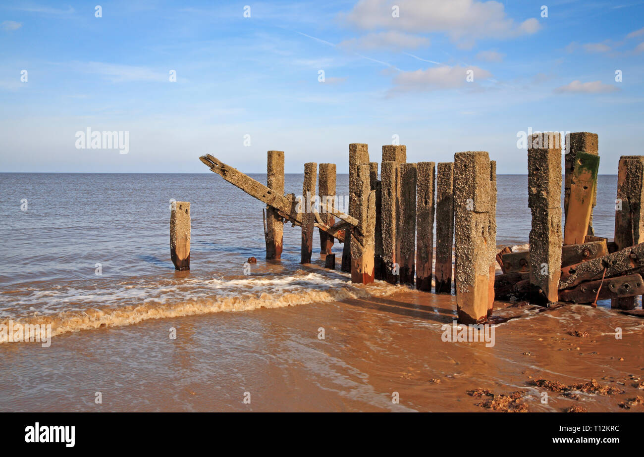 Ende der Mole in verschlechterten Zustand offenbart bei Ebbe auf dem North Norfolk Coast in Bacton-on-Sea, Norfolk, England, Vereinigtes Königreich, Europa. Stockfoto