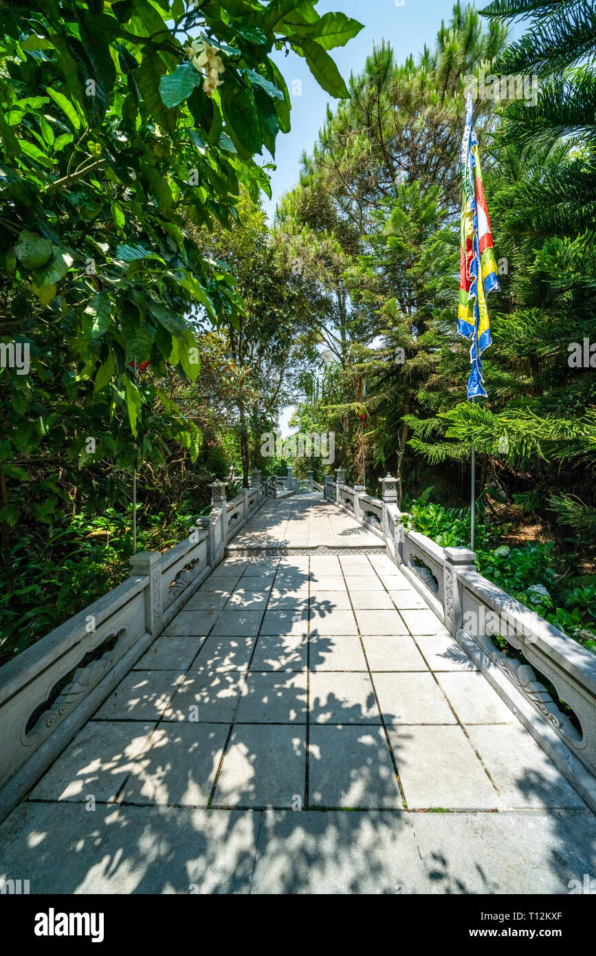 Ba Na Nui Chua Peak mit 'Linh Phong Tu'Tempel, Linh Phong Tower, Lau Chuong, Bia Häuser und Ba-Tempel. Die berühmten Ziel von Da Nang, Vietnam Stockfoto