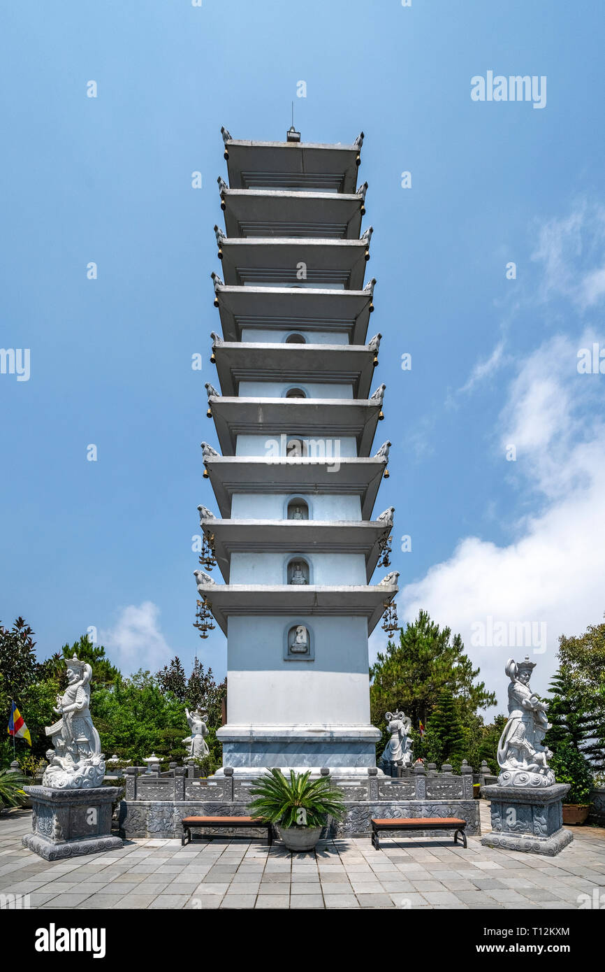 Linh Phong Turm auf Ba Na Nui Chua, Ba Na Berg. Neben "Linh Phong Tu'Tempel, Bia Häuser, Ba Tempel und Lau Chuong, Da Nang, Vietnam Stockfoto
