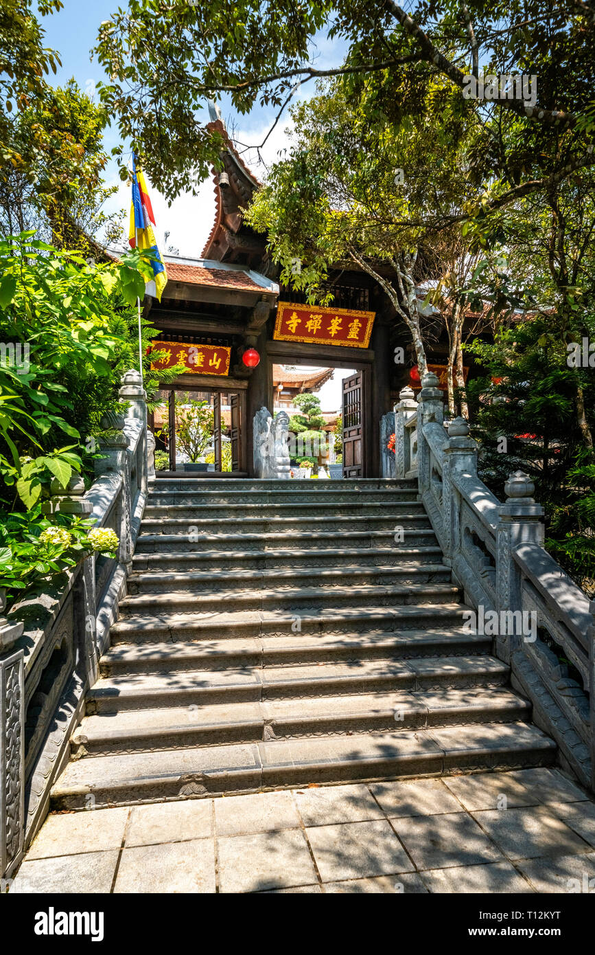 Ba Na Nui Chua Peak mit 'Linh Phong Tu'Tempel, Linh Phong Tower, Lau Chuong, Bia Häuser und Ba-Tempel. Die berühmten Ziel von Da Nang, Vietnam Stockfoto