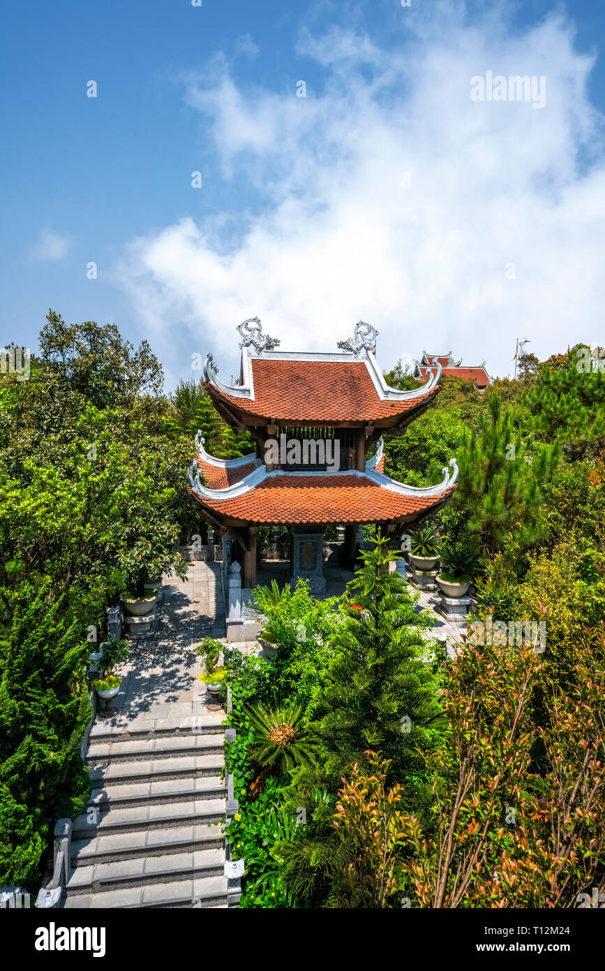 Ba Na Nui Chua Peak mit 'Linh Phong Tu'Tempel, Linh Phong Tower, Lau Chuong, Bia Häuser und Ba-Tempel. Die berühmten Ziel von Da Nang, Vietnam Stockfoto