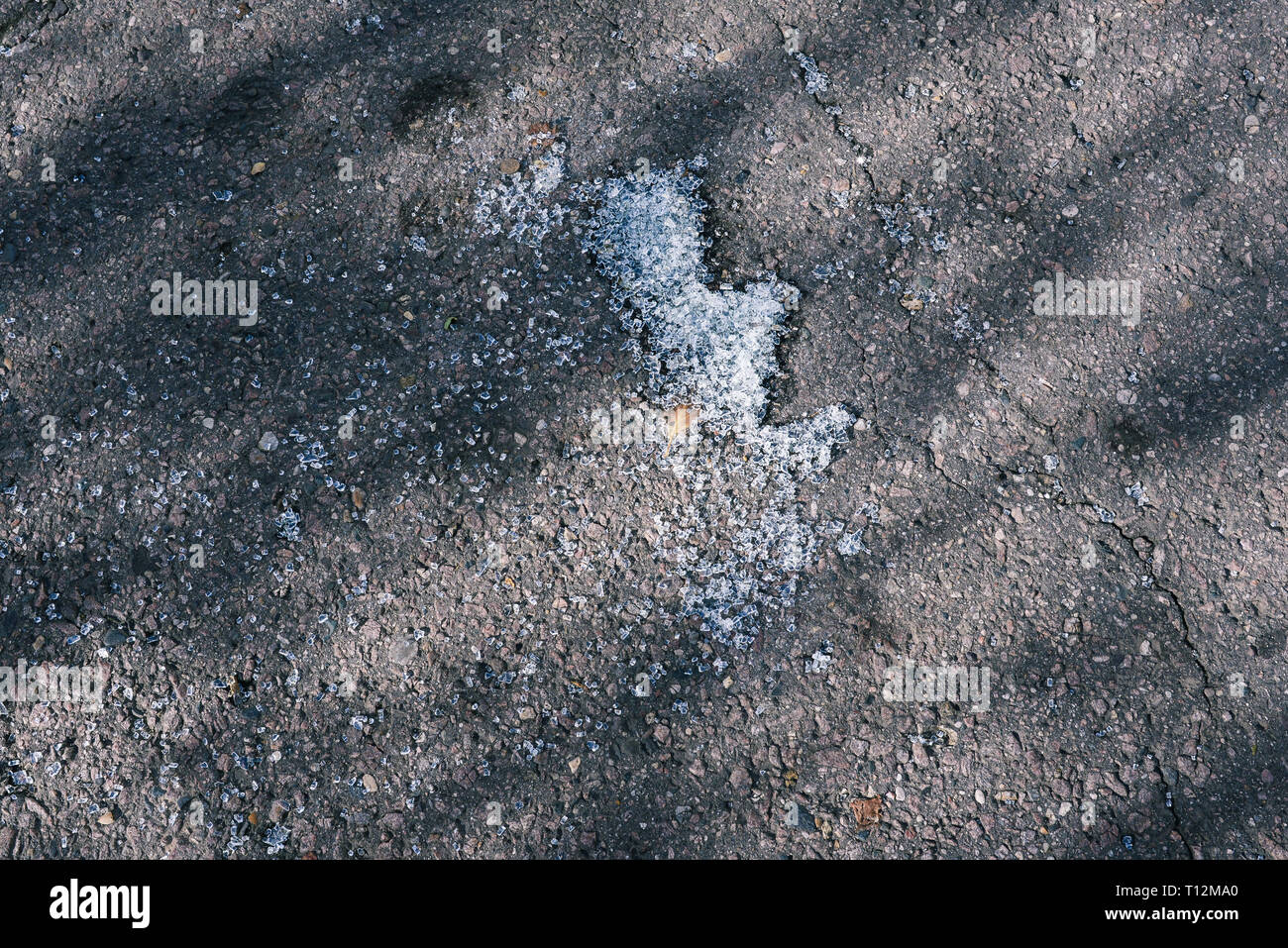 Zerbrochenes Glas Fragmente auf Asphalt. Gebrochene Glas nach einem Unfall Stockfoto