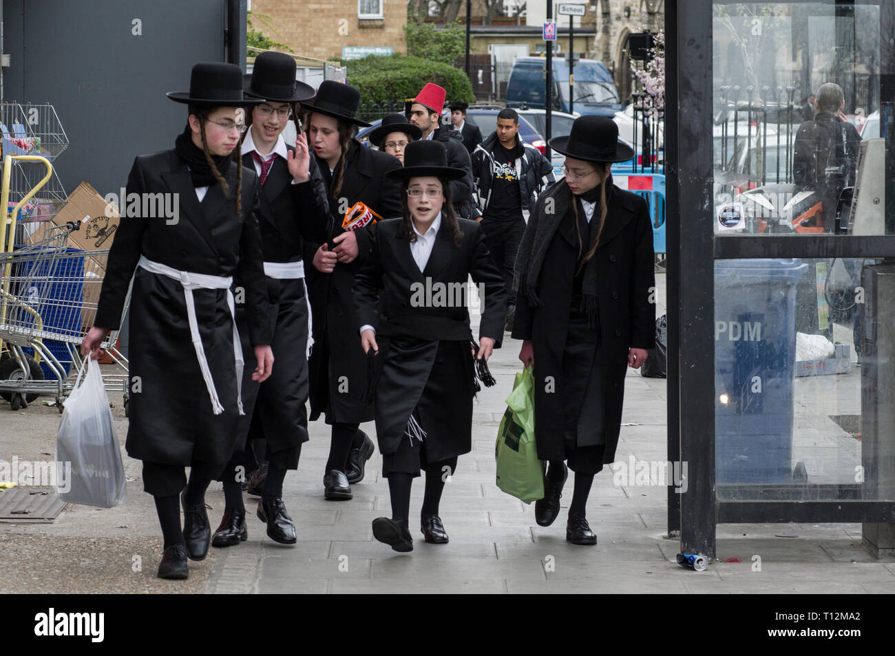 In Kostüme für die jüdische Feiertag Purim in Stamford Hill, dem größten Chassidischen Gemeinschaft in Europa London, 21. März 2019, Stockfoto
