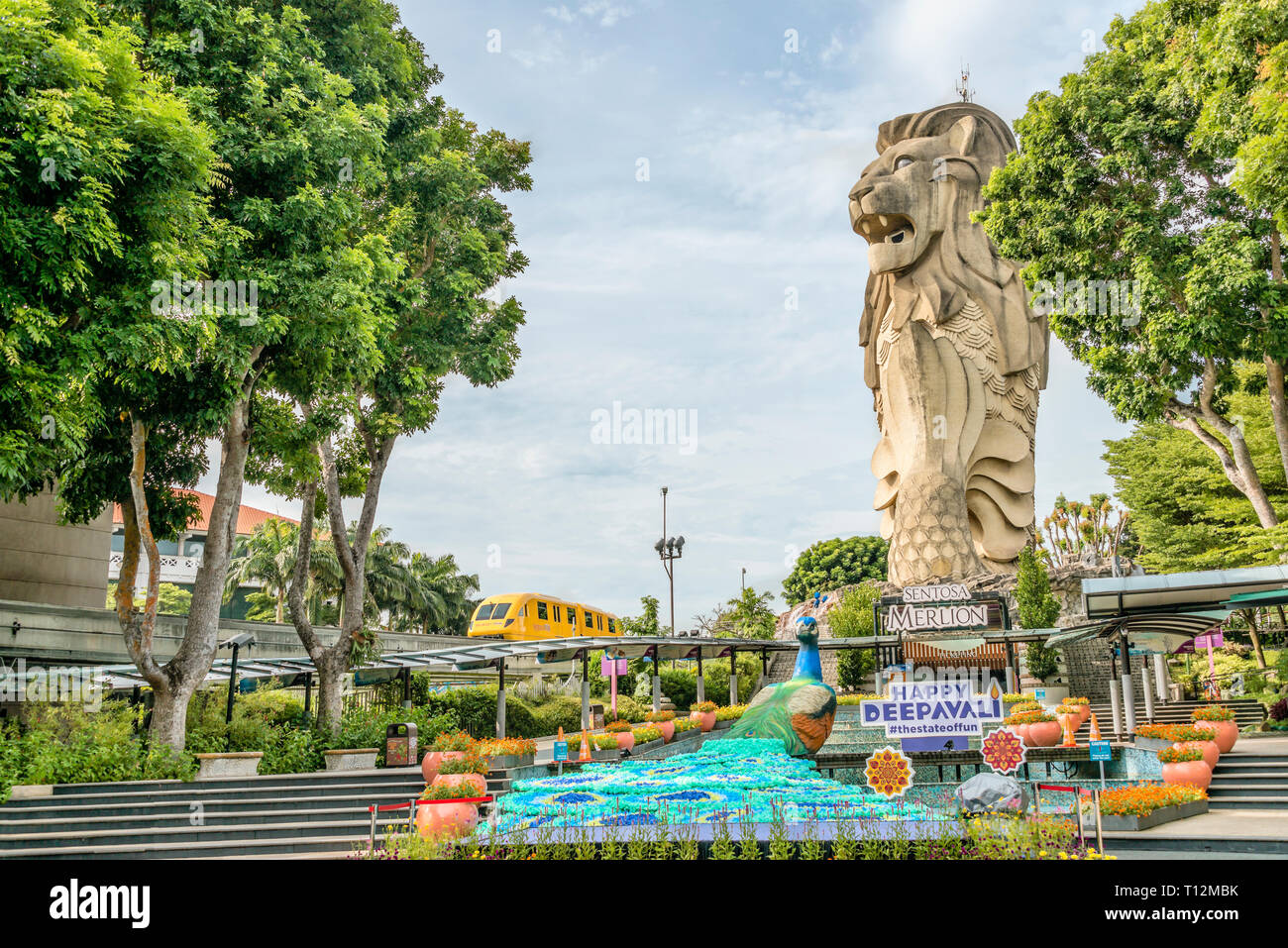 Sentosa Merlion Statue mit farbenfroher Deepavali Dekoration, Sentosa Island, Singapur Stockfoto