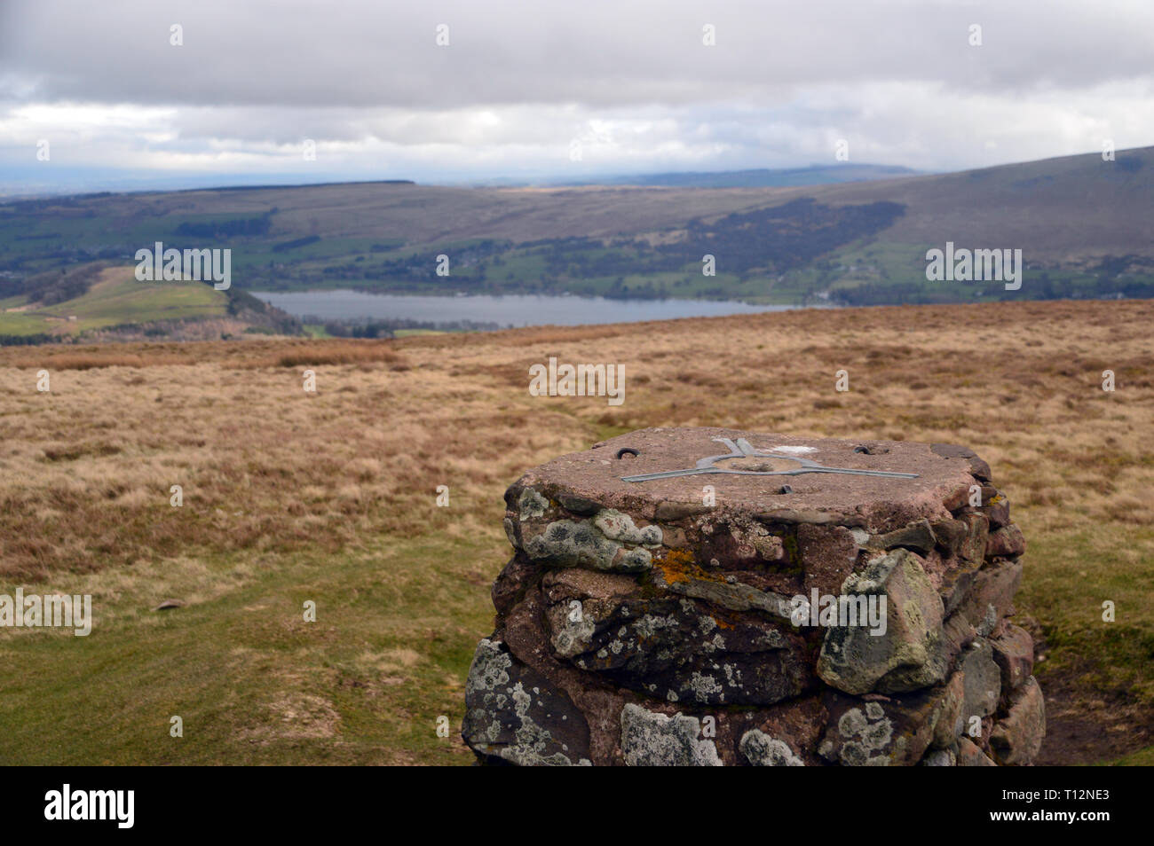 Ullswater aus dem Stein Triangulation Spalte (Trig Point) auf dem Wainwright wenig Mell fiel im Nationalpark Lake District, Cumbria, England. Stockfoto