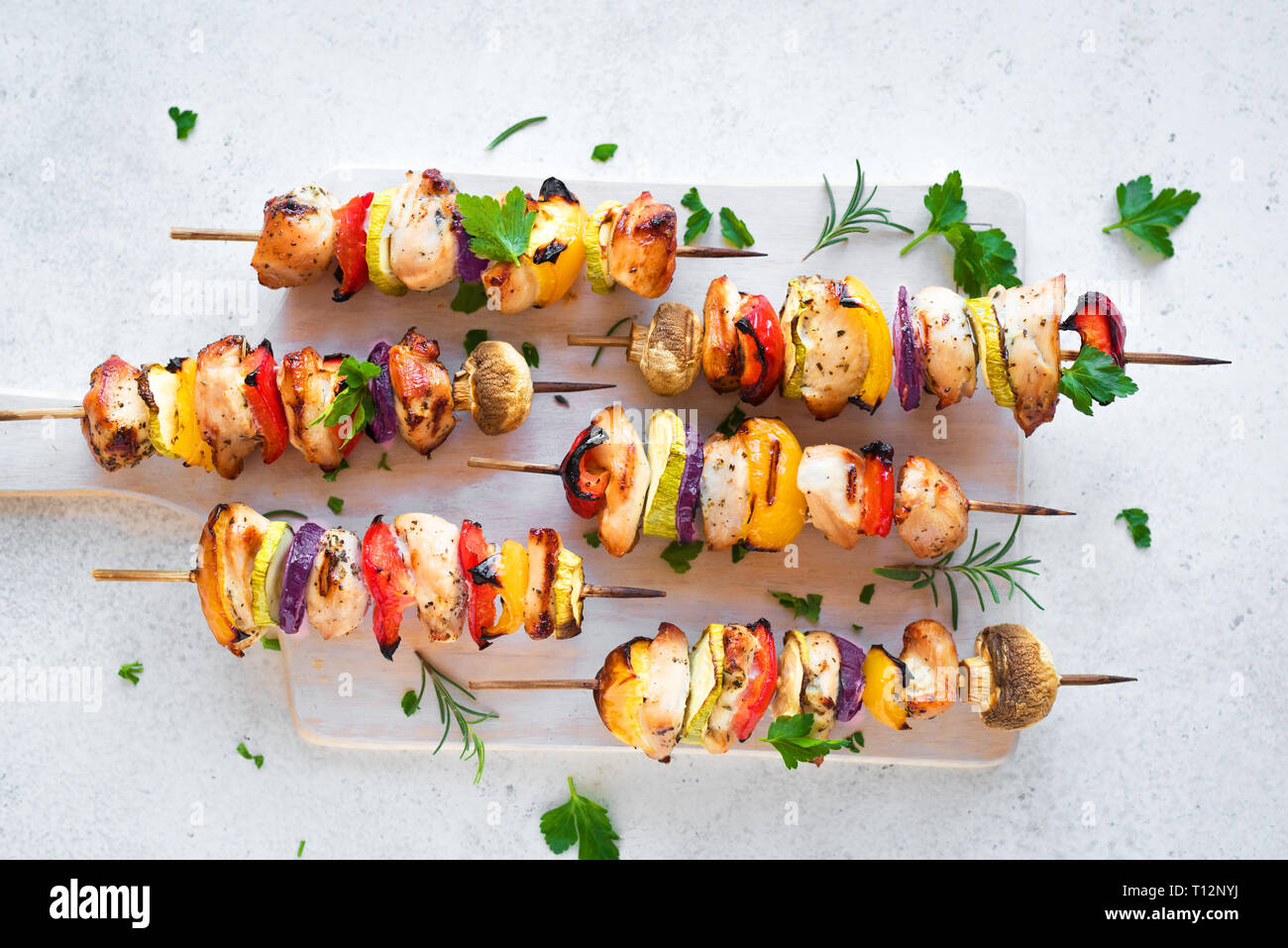 Gegrilltes Hähnchen und Gemüse Spieße mit Paprika, Zucchini, Zwiebel ...