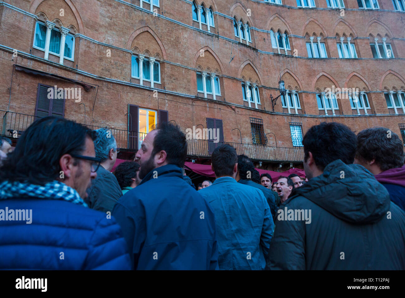 Songs von Contradas in Siena, Toskana, Italien. Stockfoto