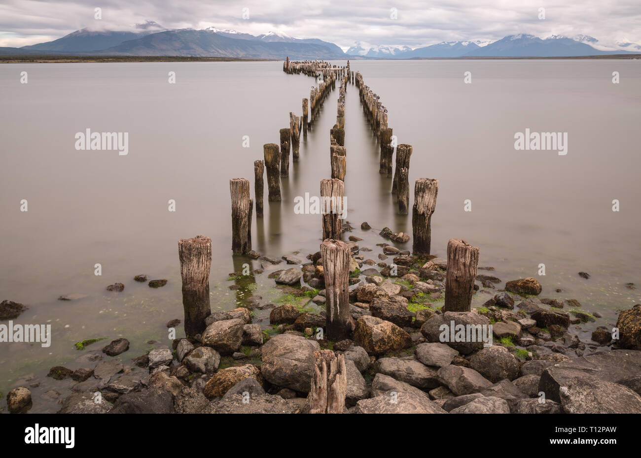 Alte Pier an Ultima Esperanza Sound in Puerto Natales - Langzeitbelichtung Stockfoto