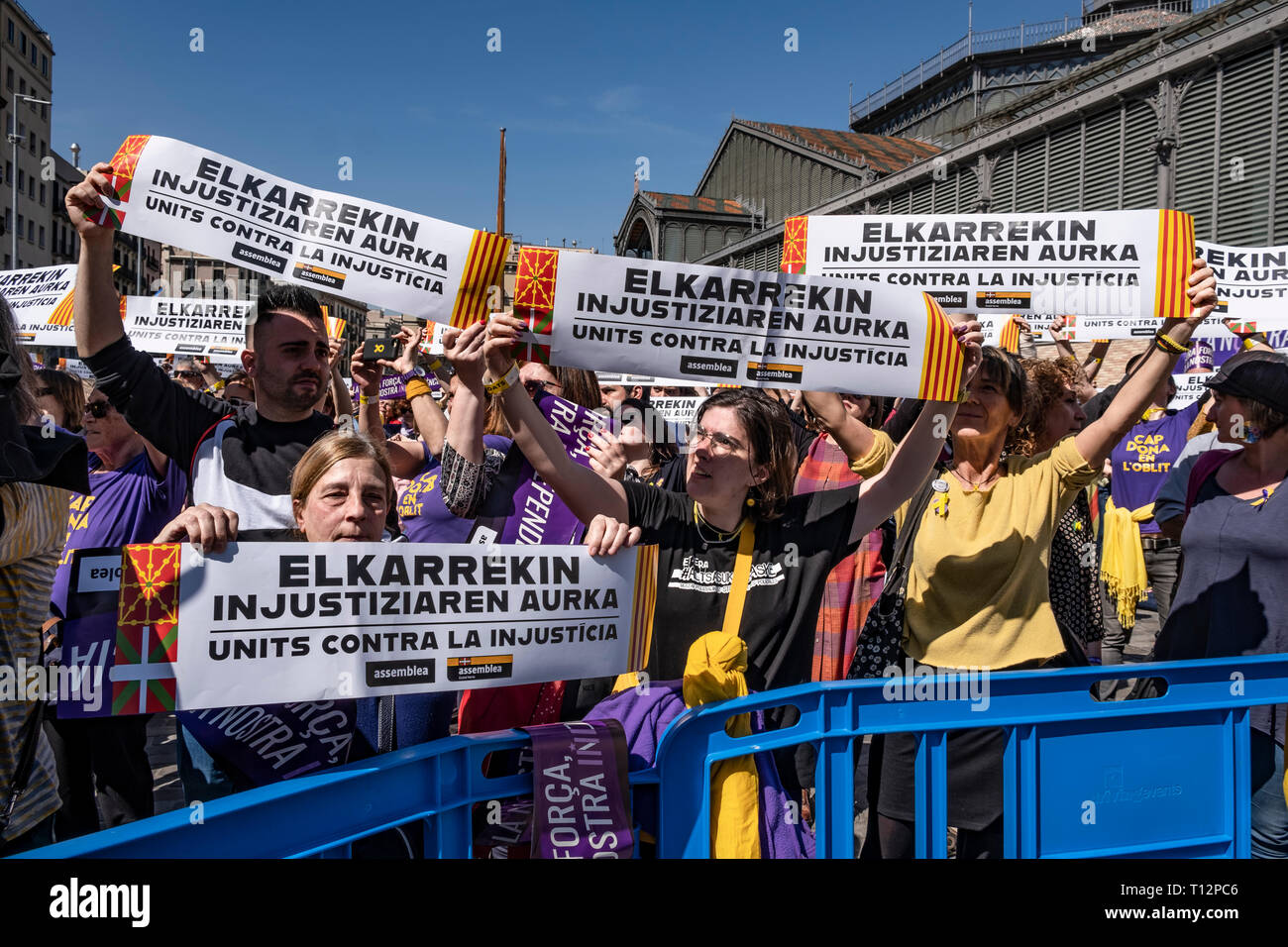 Mehrere Menschen werden gesehen, Plakate, United gegen Ungerechtigkeit in Katalanisch und Baskisch während der Veranstaltung. Von Crida ein les Dones republicanes (Aufruf an die Republikaner von Frauen) über 300 Leute haben die Akte in Gedenken an die independantistas Frauen, die Haftstrafen, Repressalien dienen oder im Exil besucht gerufen. Stockfoto