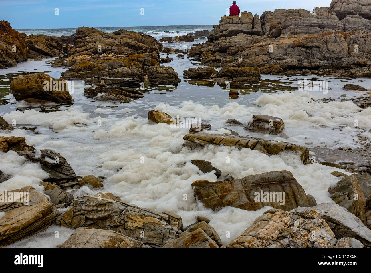 Ein Blick auf die schäumenden Wellen im Indischen Ozean entlang der berühmtesten und schönsten Wanderweg der Otter Trail, Südafrikas in der Western Cape Stockfoto