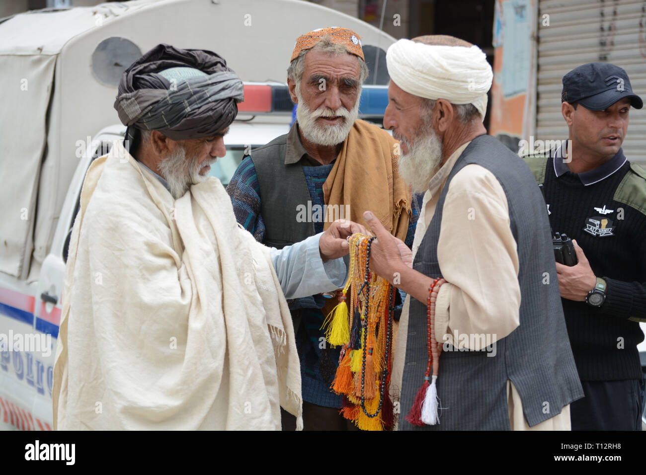 QUETTA, PAKISTAN, März 23-2019: Eine Person suchen tasbih "Lob zu kaufen Allah" zu sein haben eine ältere Person in seiner Hand bei Adalat Straße Quetta. Stockfoto