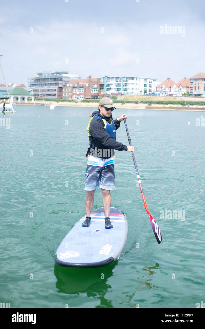 Ein Mann stand up Paddle Boarder bei Hove Lagune Stockfoto