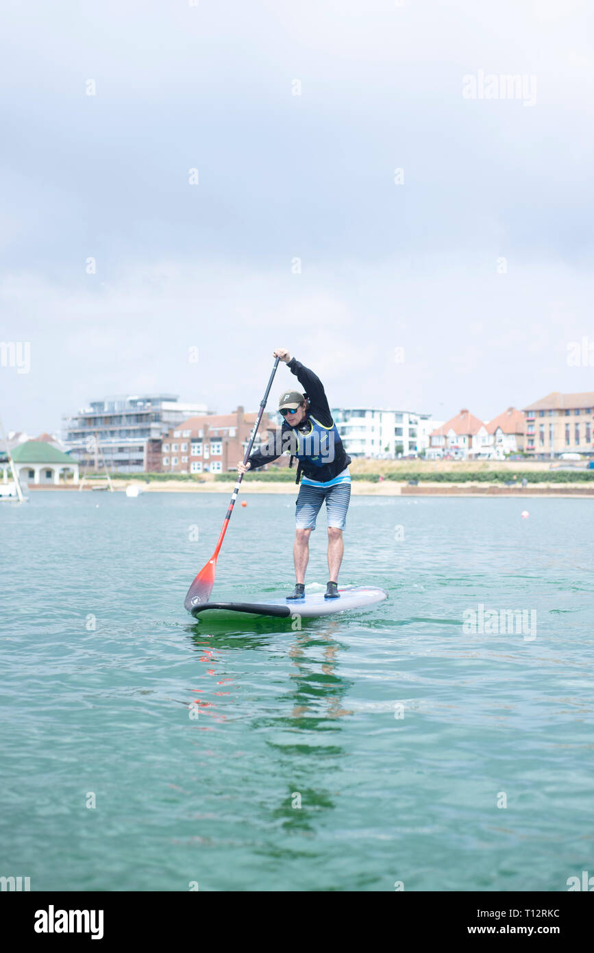 Ein Mann stand up Paddle Boarder bei Hove Lagune Stockfoto