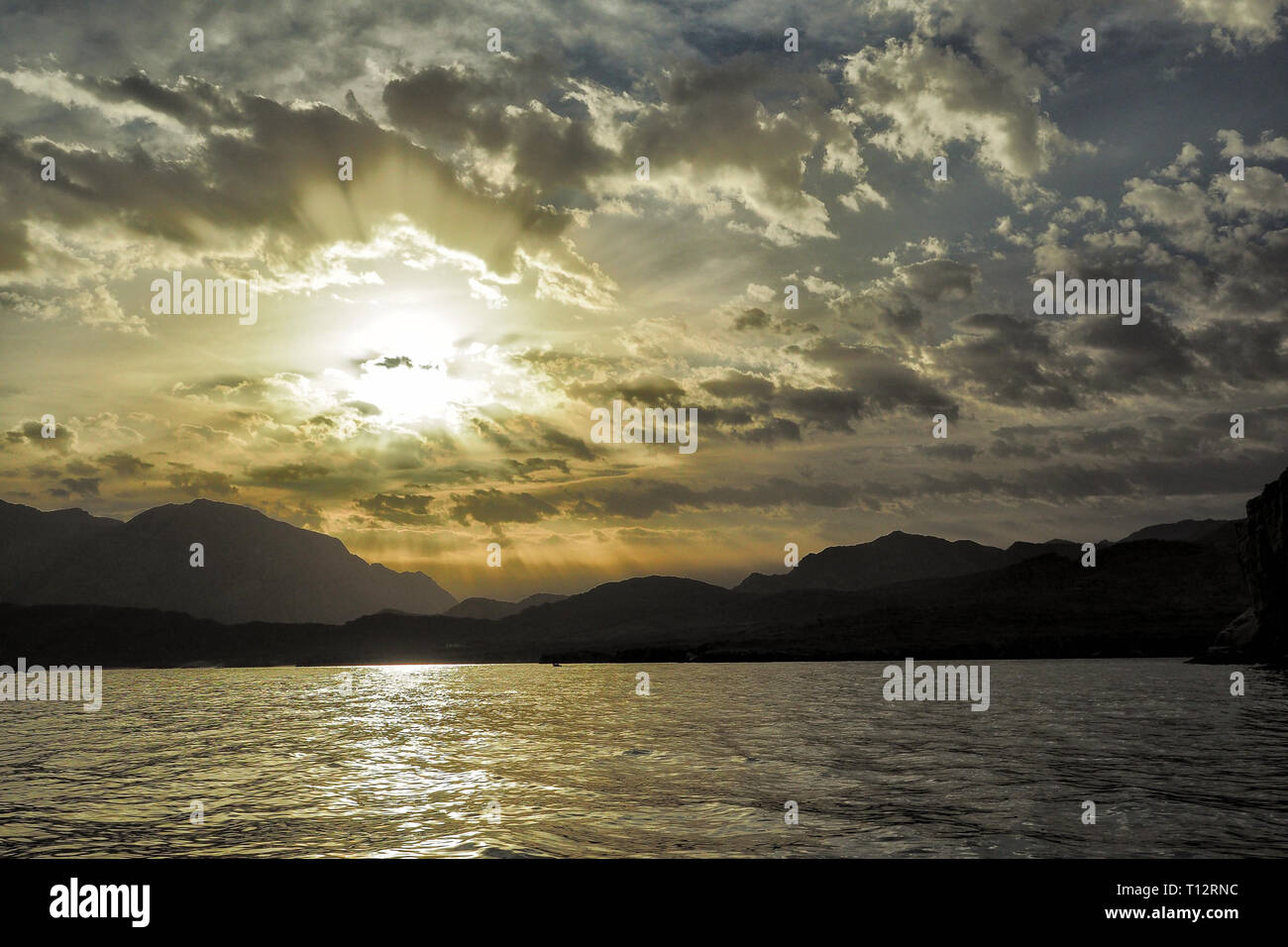 Sonne auf dem Hintergrund der Berge und das Meer. Fjorde der Musandam Halbinsel. Khasab Bay. Oman Stockfoto