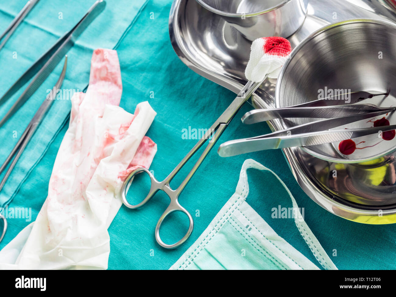 Chirurgische Schere mit torunda mit Blut auf einem Tablett Metall in einem Operationssaal, Zusammensetzung horizontale, konzeptionelle Bild getränkt Stockfoto