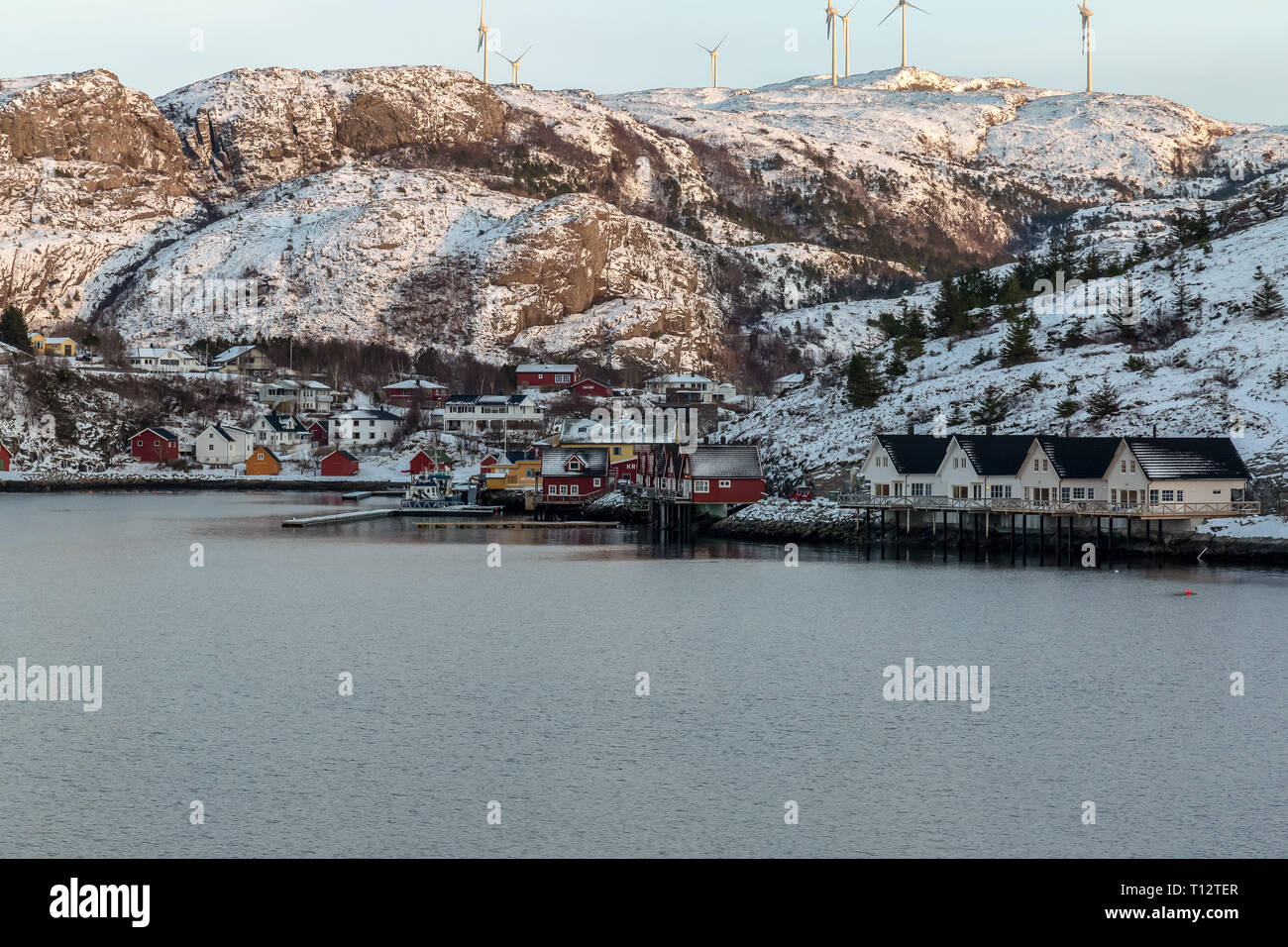 Einer der vielen kleinen, abgelegenen Dorf Siedlungen an der Küste von den Norwegischen Fjorden, im Winter. Stockfoto