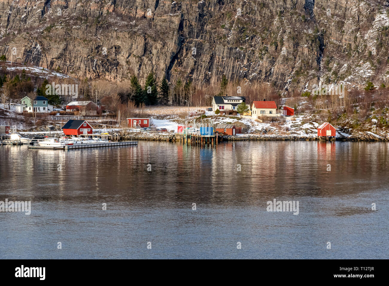 Eine kleine Stadt am Rande von einem Norwegischen Fjord. Stockfoto
