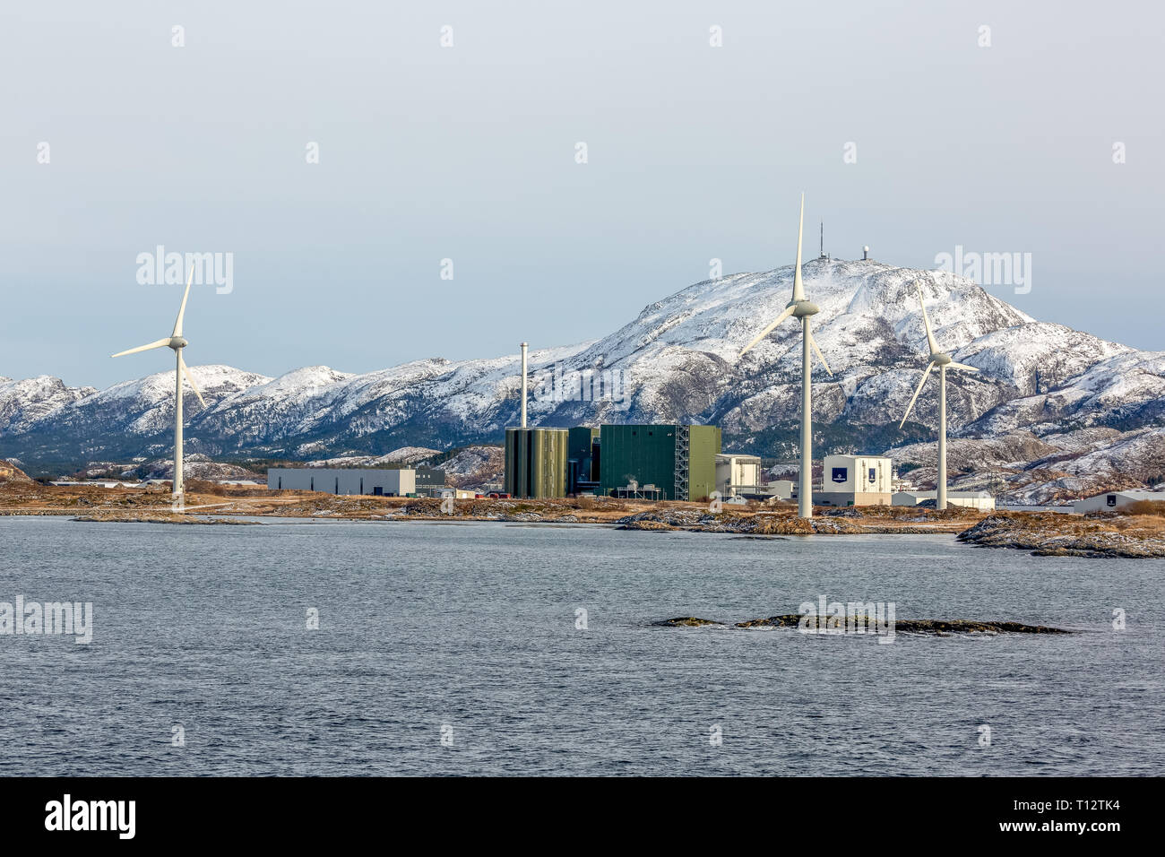 Windkraftanlagen Fahren elektrisch angetriebene Generatoren bei einem kleinen Industriestandort in die norwegischen Fjorde. Stockfoto