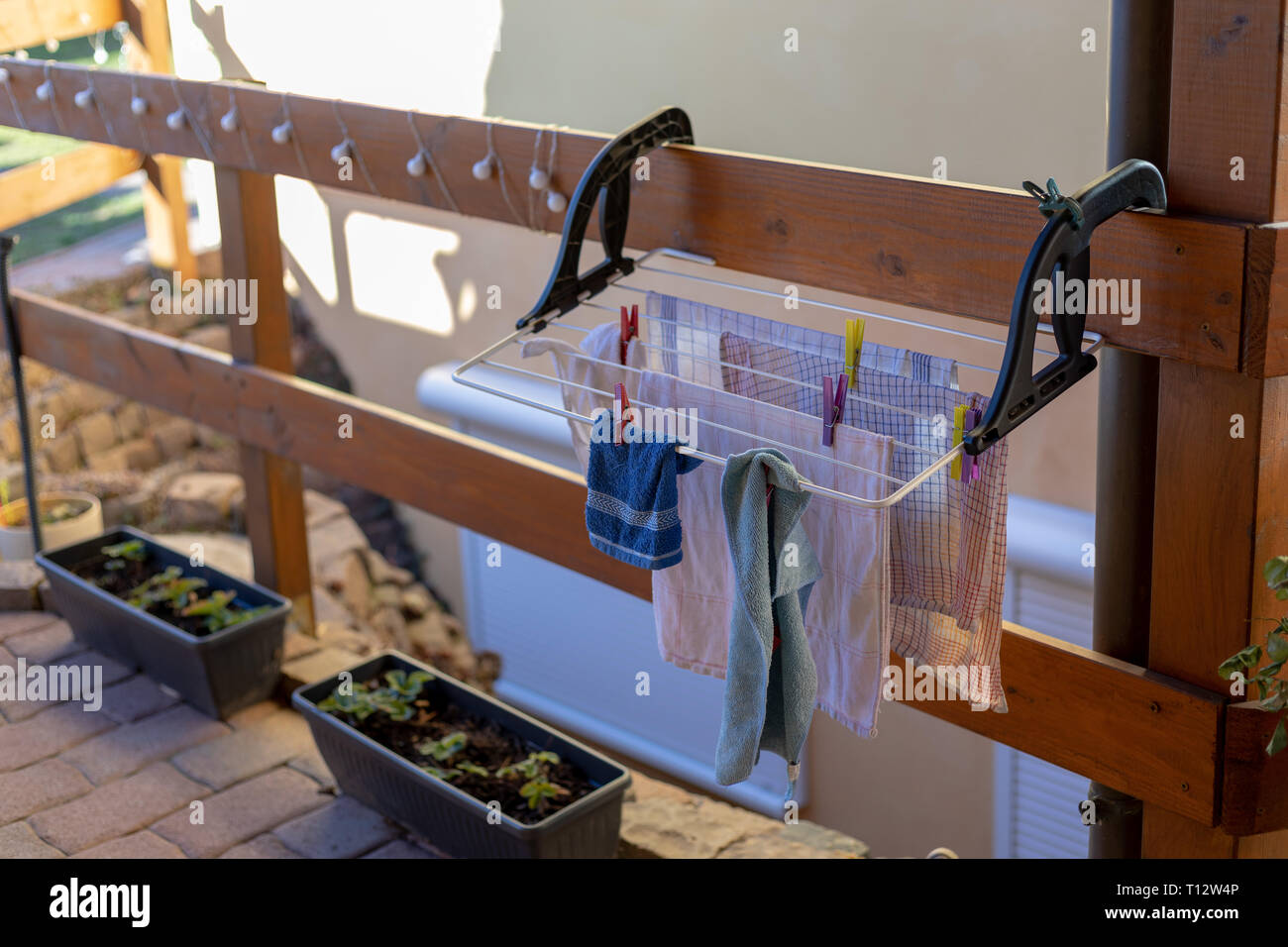 Wäsche auf dem Trockner im Garten Stockfoto