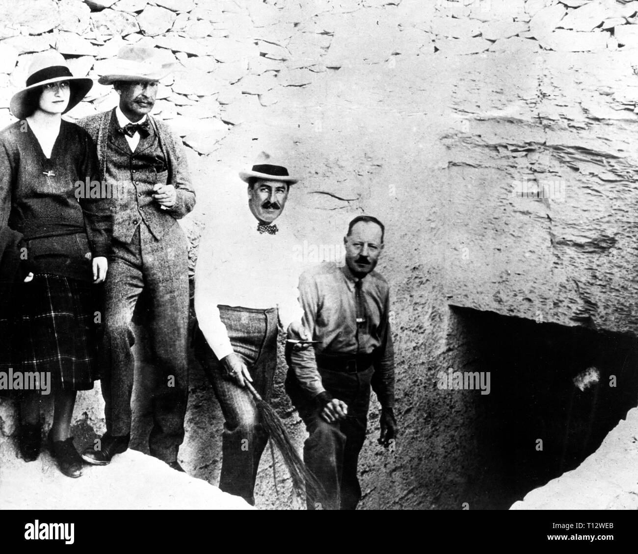 Lady Evelyn Herbert, Lord Carnarvon, Howard Carter und Arthur Callender am Grab des Tutanchamun Eingang, Novembe Stockfoto