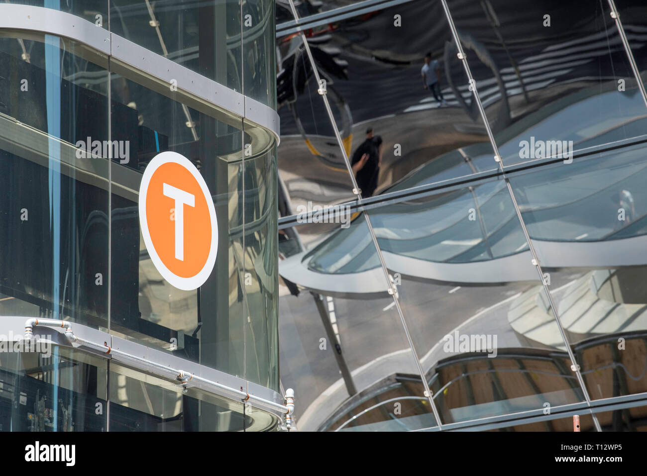 Eine vertraute Orange und Weiß T für Bahnhof Schild am Barangaroo Eingang an der Wynyard Station in der Stadt Sydney, New South Wales, Australien Stockfoto