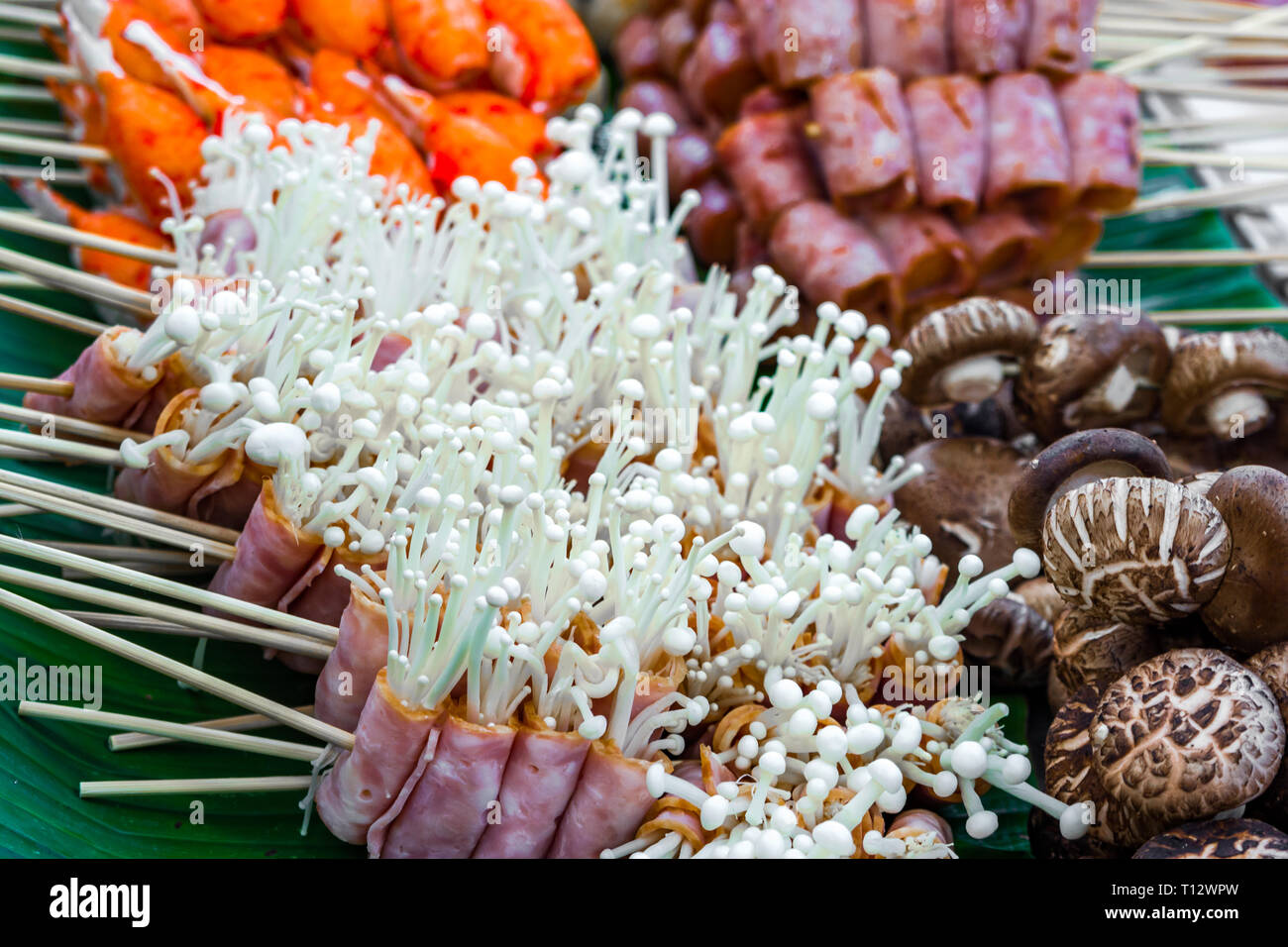 Speck umwickelt Pilze, eine Straße, Lebensmittel in den lokalen Markt in Thailand, Asien - asiatische Lebensmittel köstliche Schmankerln Stockfoto