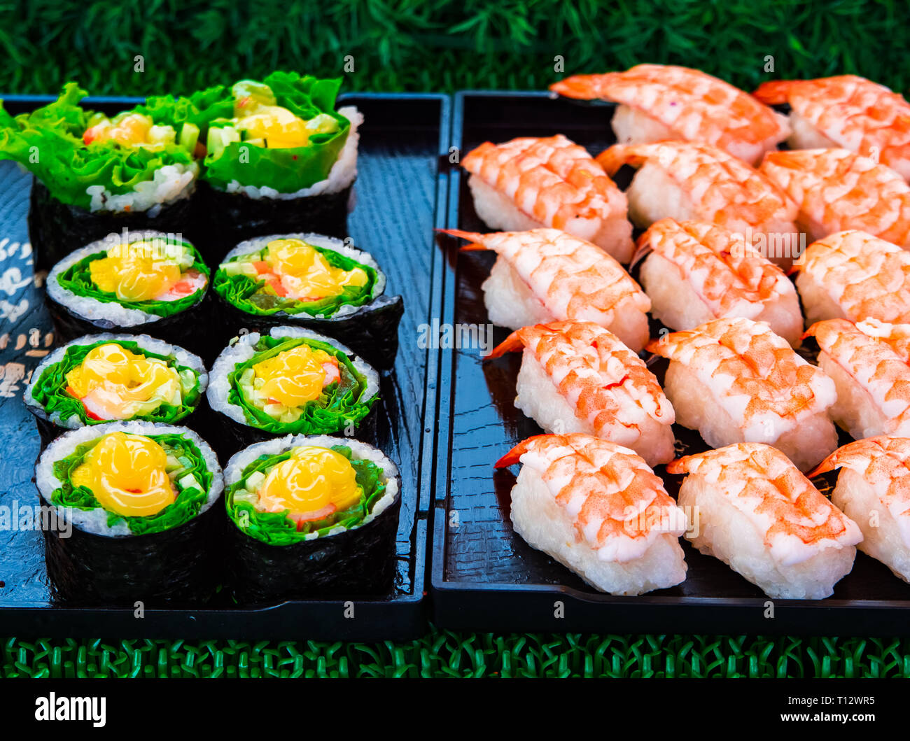 Sushi Rollen japanische Delikatesse. Traditionelle japanische Speisen aus Reis und Fisch oder Meeresfrüchte. Eine Reihe von leckeren Köstlichkeiten in einem Tag Markt in Thailand, EIN Stockfoto