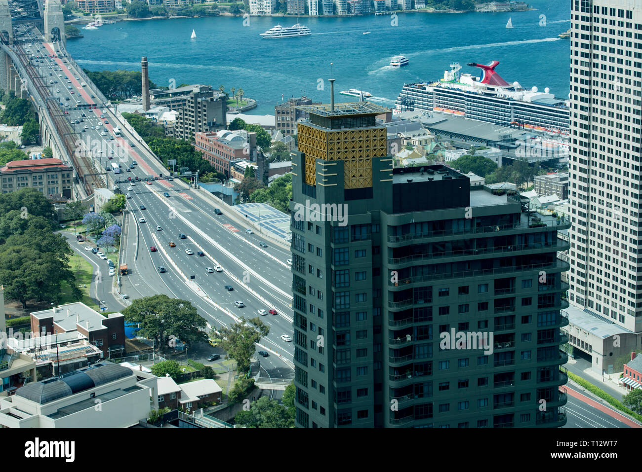 Ein Luxus, Jade und Gold gekrönt Appartementhaus in Sydney mit herrlichem Blick auf die Brücke und den Hafen einmal eine alternde war und düster, Office Tower. Stockfoto