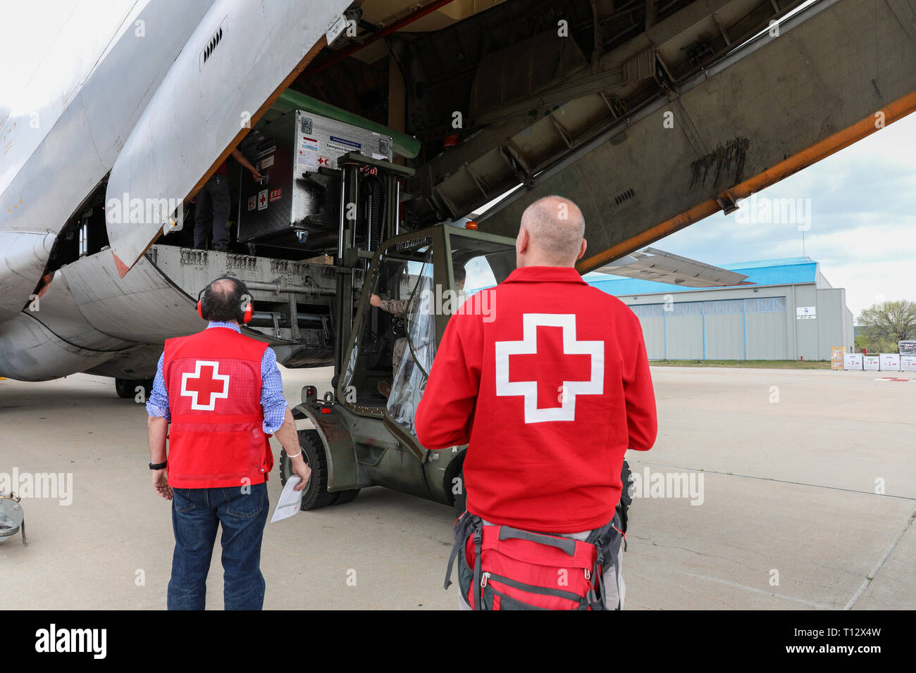 Genossenschaften der Cruz Rija werden gesehen, um die Prüfung der humanitären Materialien auf der Ebene, die für Mosambik fahren wird geladen wird. Rotes Kreuz schickt ein Team von Delegierten Eira, einer der wichtigsten Städte in Mosambik betroffen durch den Zyklon Idai, mit fünf komplette Linien, die Reinigung Geräte, Labor- und sanitäre Einrichtungen gehören. Stockfoto