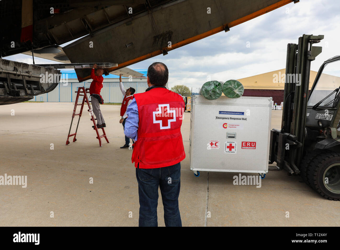 Genossenschaften der Cruz Rija werden gesehen, um die Prüfung der humanitären Materialien auf der Ebene, die für Mosambik fahren wird geladen wird. Rotes Kreuz schickt ein Team von Delegierten Eira, einer der wichtigsten Städte in Mosambik betroffen durch den Zyklon Idai, mit fünf komplette Linien, die Reinigung Geräte, Labor- und sanitäre Einrichtungen gehören. Stockfoto