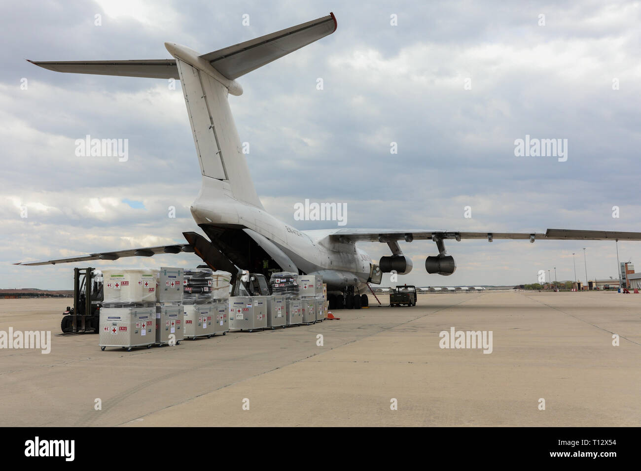 Ein Flugzeug gesehen wird geladen. Rotes Kreuz schickt ein Team von Delegierten Eira, einer der wichtigsten Städte in Mosambik betroffen durch den Zyklon Idai, mit fünf komplette Linien, die Reinigung Geräte, Labor- und sanitäre Einrichtungen gehören. Rotes Kreuz schickt ein Team von Delegierten Eira, einer der wichtigsten Städte in Mosambik betroffen durch den Zyklon Idai, mit fünf komplette Linien, die Reinigung Geräte, Labor- und sanitäre Einrichtungen gehören. Stockfoto
