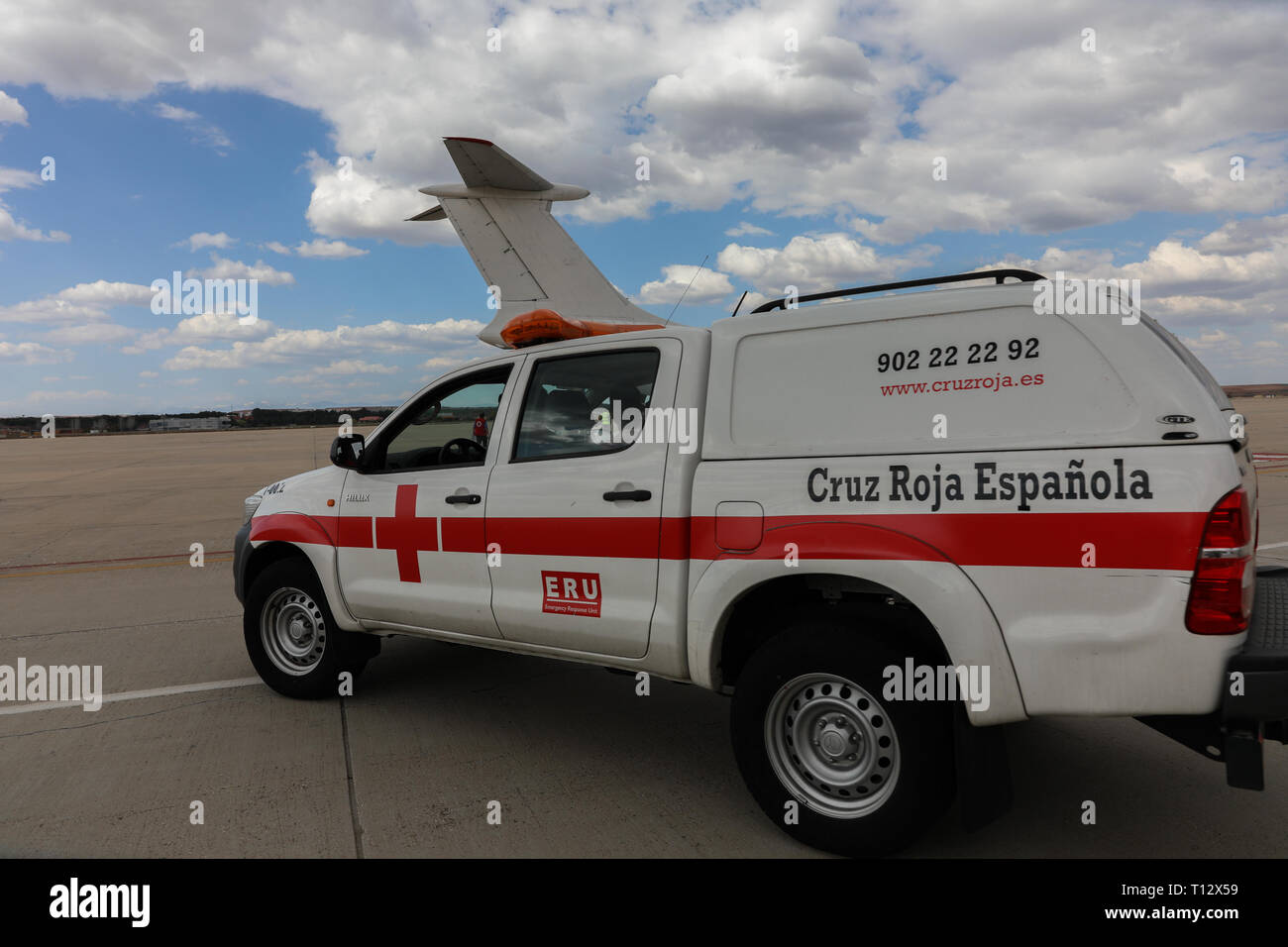 Ein rotes Kreuz Auto, dass mit humanitärer Hilfe für Mosambik transportiert werden. Rotes Kreuz schickt ein Team von Delegierten Eira, einer der wichtigsten Städte in Mosambik betroffen durch den Zyklon Idai, mit fünf komplette Linien, die Reinigung Geräte, Labor- und sanitäre Einrichtungen gehören. Stockfoto