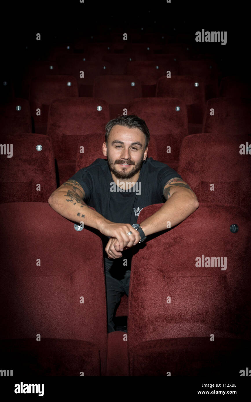 Ein männlicher Mitarbeiter sitzt in einem leeren Auditorium des Duke of Yorks Kino in Brighton Stockfoto