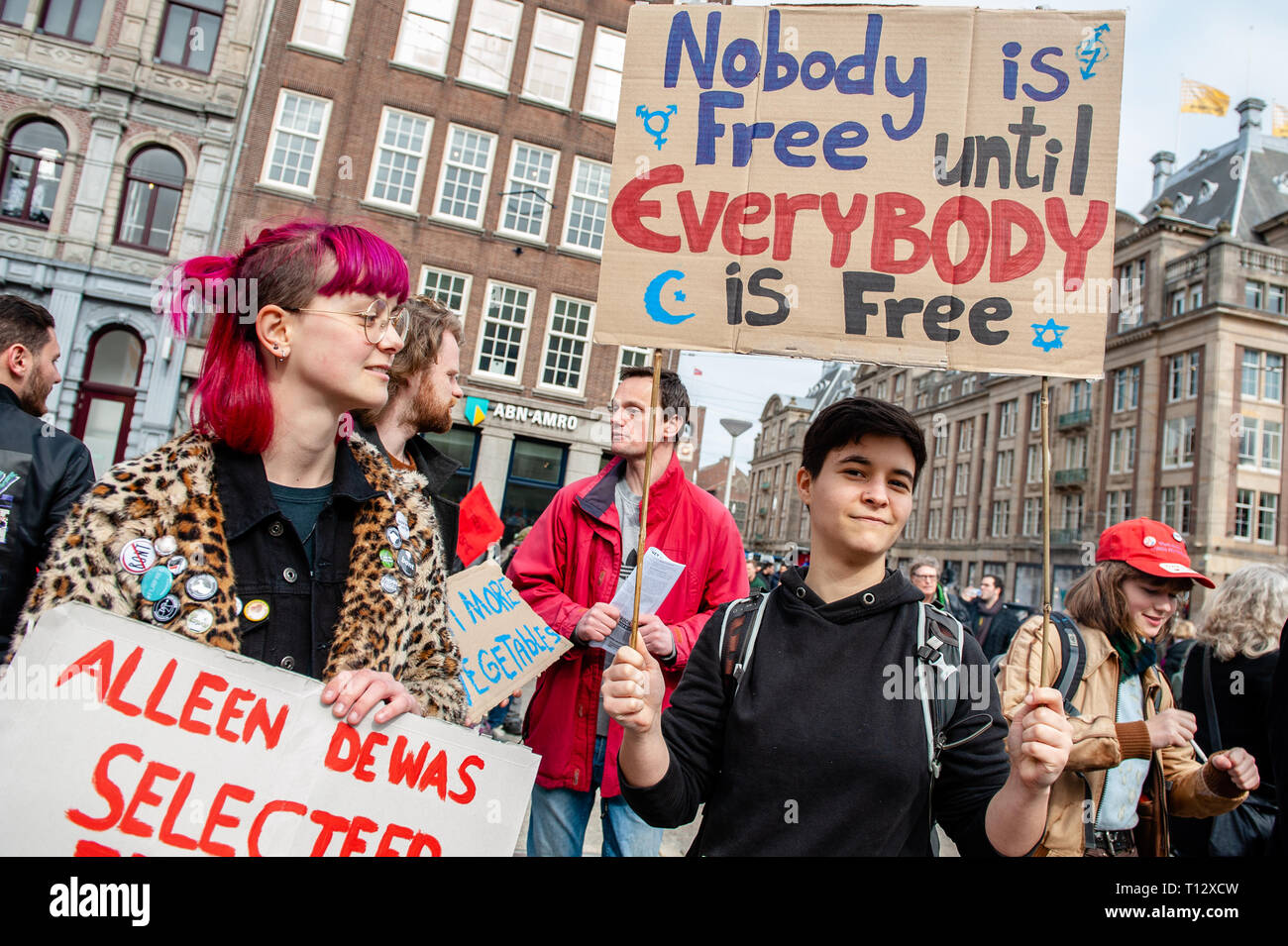 Junge Menschen werden gesehen, Plakate während der Demonstration. Tausende von Menschen an den Dam Platz im Zentrum von Amsterdam versammelt, um gegen Rassismus und Diskriminierung zu demonstrieren. Sie bitten um Vielfalt und Solidarität, gegen alle Formen von Rassismus und Diskriminierung. Auch gegen die beiden politischen Parteien der extremen Rechten in den Niederlanden, die Pvv und der FvD, die ihre Macht während der letzten Wahlen im Land zugenommen haben. Eine kleine rechtsextreme Gruppe zeigte sich während der Wanderung zwei große Plakate und Schreien bei den Demonstranten. Stockfoto