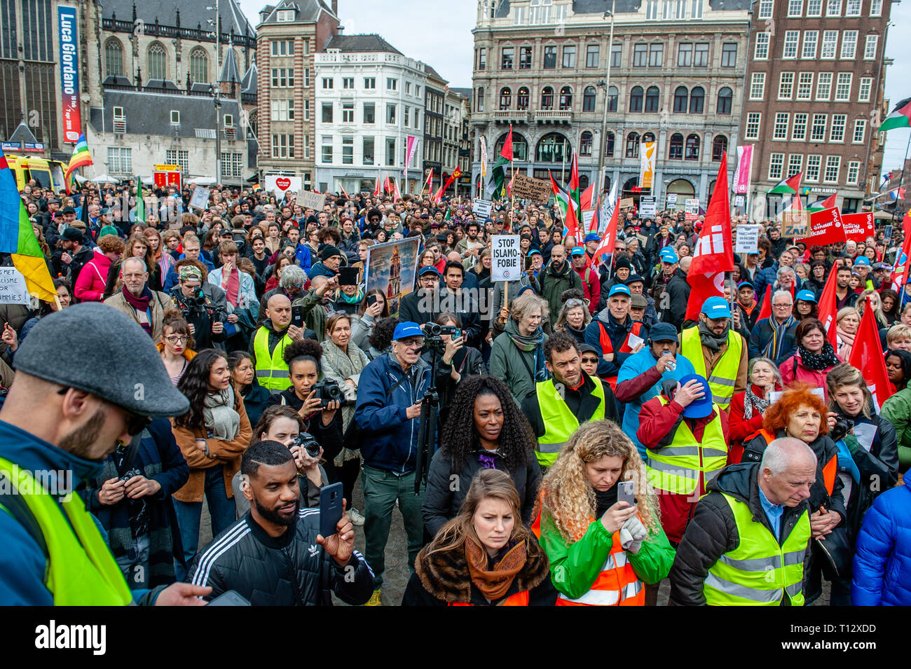 Eine Masse von Leuten gesehen zu hören Reden an der Dam Platz während der Demonstration. Tausende von Menschen an den Dam Platz im Zentrum von Amsterdam versammelt, um gegen Rassismus und Diskriminierung zu demonstrieren. Sie bitten um Vielfalt und Solidarität, gegen alle Formen von Rassismus und Diskriminierung. Auch gegen die beiden politischen Parteien der extremen Rechten in den Niederlanden, die Pvv und der FvD, die ihre Macht während der letzten Wahlen im Land zugenommen haben. Eine kleine rechtsextreme Gruppe zeigte sich während der Wanderung zwei große Plakate und Schreien bei den Demonstranten. Stockfoto