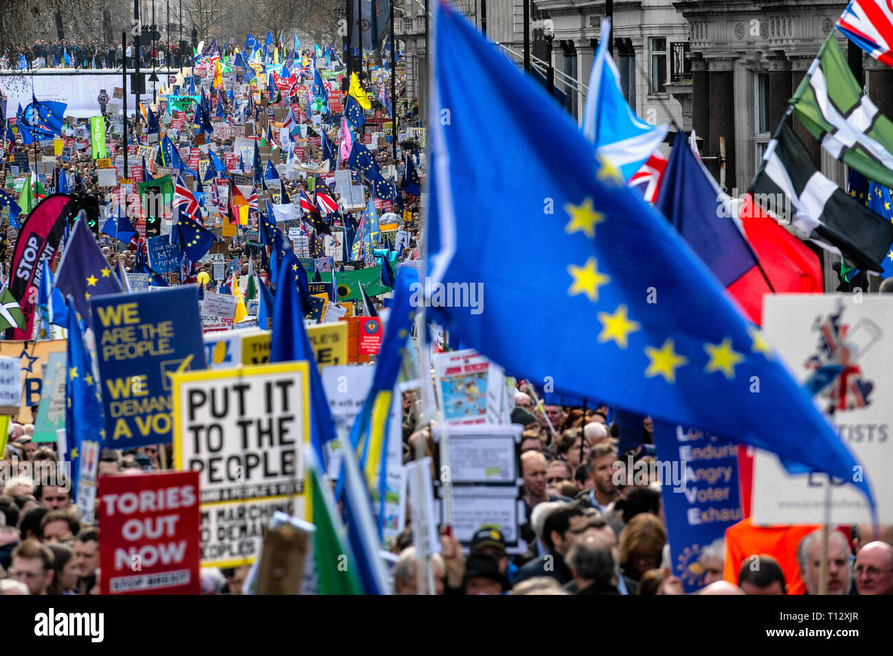 Pro-EU-Demonstranten auf dem Setzten Sie Zum Menschen März durch die Kampagne für die Abstimmung eines Menschen fordern eine öffentliche Abstimmung über die endgültige Brexit viel organisiert. Stockfoto