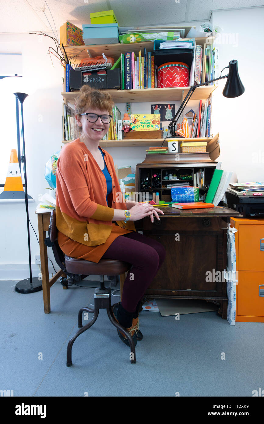 Eine kreative künstlerische Illustrator in ihre interessanten Studio/Platz zum Arbeiten am Schreibtisch fotografiert. Stockfoto